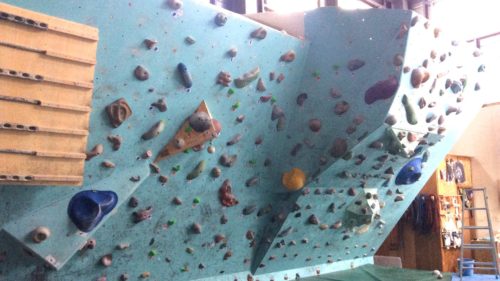 長野県のクライミング施設「佐久平ロッククライミングセンター」